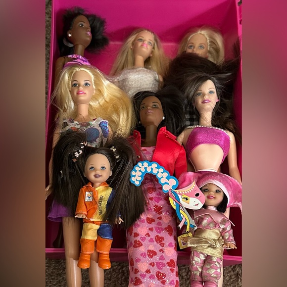 BARBIE DOLL TRUNK W/8 DOLLS & CLOTHING, SHOES & ACCESSORIES, GOOD CONDITIONS! - Picture 2 of 10